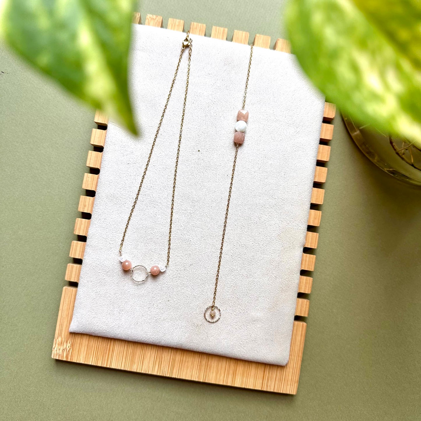 Collier Cercle et Pierres posé sur un cadre en bois