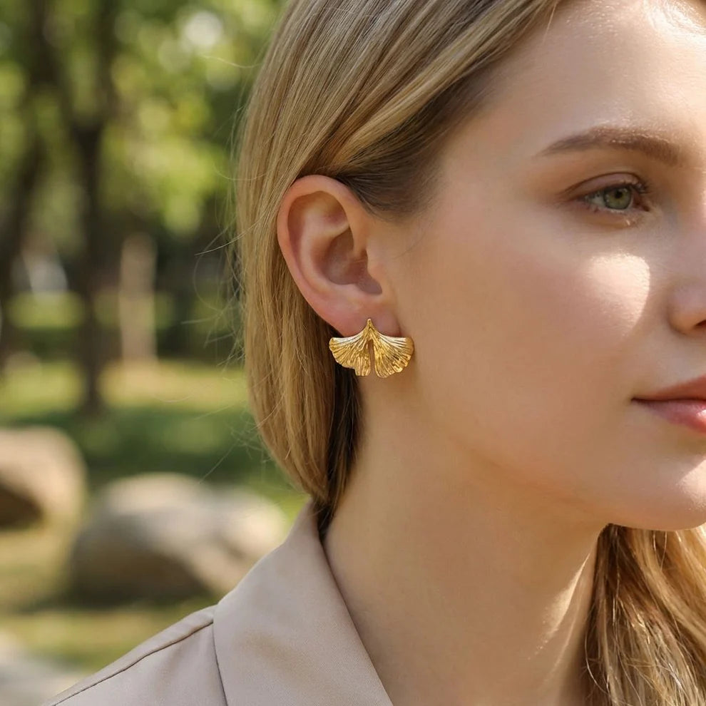 Boucles d'Oreilles Dorées Petite Feuille de Ginkgo porter