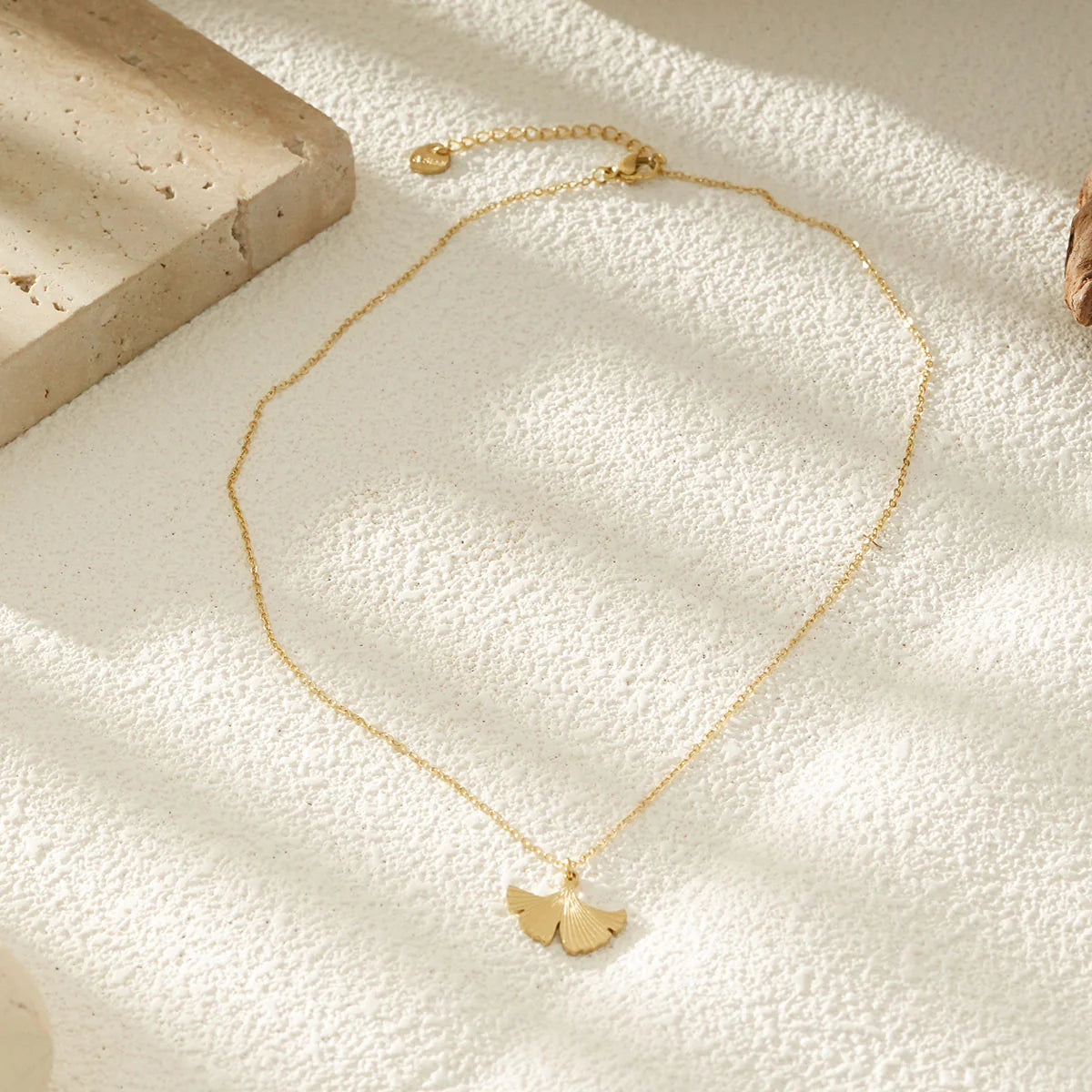 Collier Tour de Cou Pendentif Feuille de Ginkgo Doré