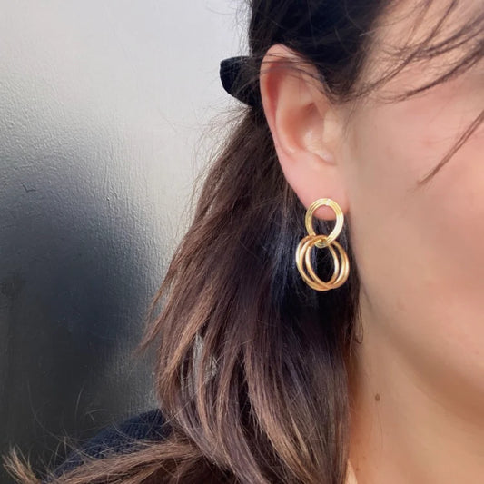 Boucles d'Oreilles Triples Anneaux Entrelacés Dorés Porté