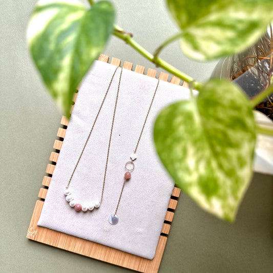 Collier Pierres Fines posé sur un cadre en bois