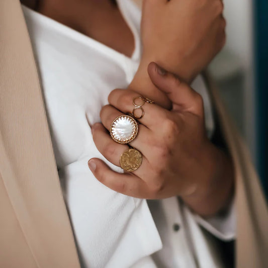 Bague Ajustable Dorée Petite Cercles Irréguliers Porté
