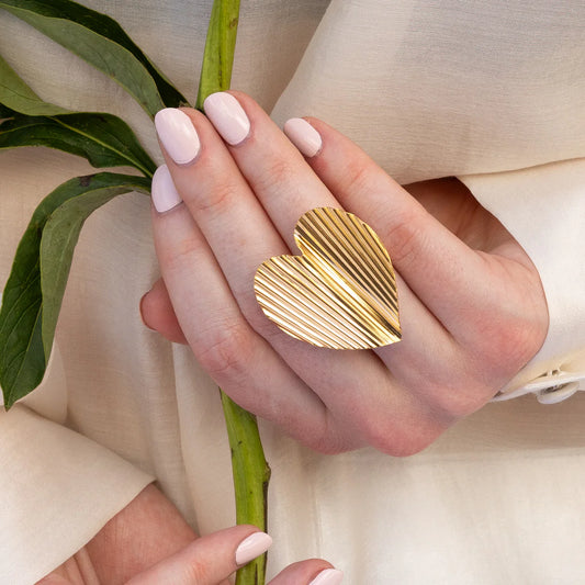 Bague Grand Coeur Strié Doré Porté