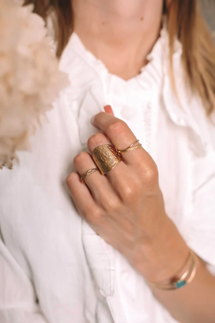 Bague Ajustable Frappé Doré Porté