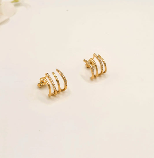 Boucles d'oreilles multi rangs horizontales dorées et strass vu de profil