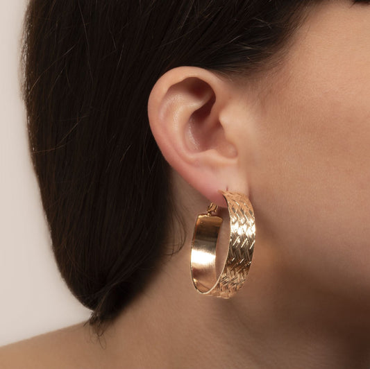 Boucles d'Oreilles Créoles Larges et Striés Plaqué Or Porté