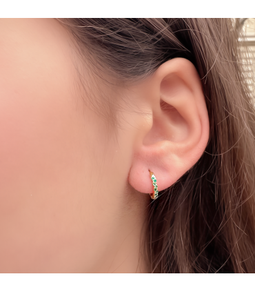 Boucles d'Oreilles Petites Créoles Strass Verts porté