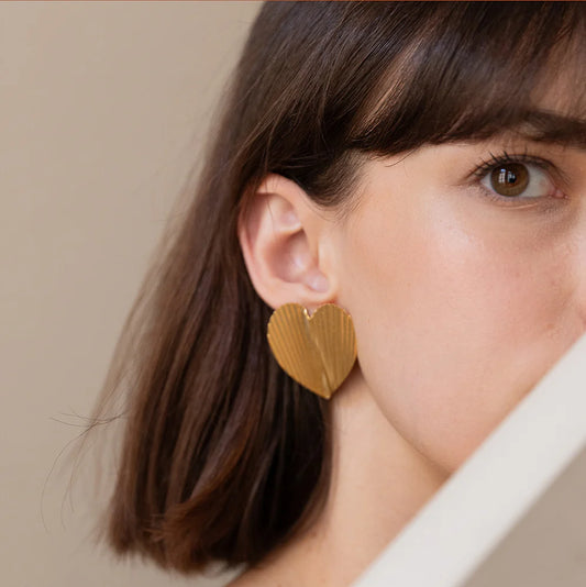 Boucles d'Oreilles Grand Coeur Strié Doré Porté