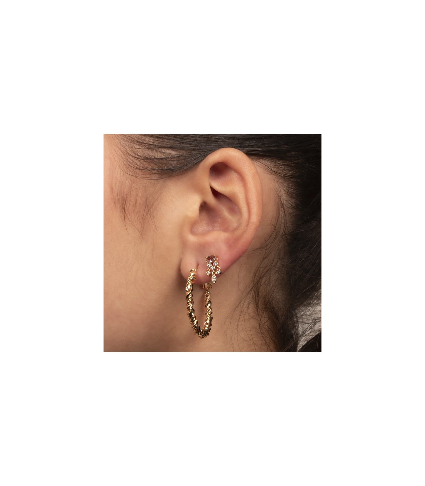 Boucles d'Oreilles Créoles Contours Torsadés Plaqué Or Porté