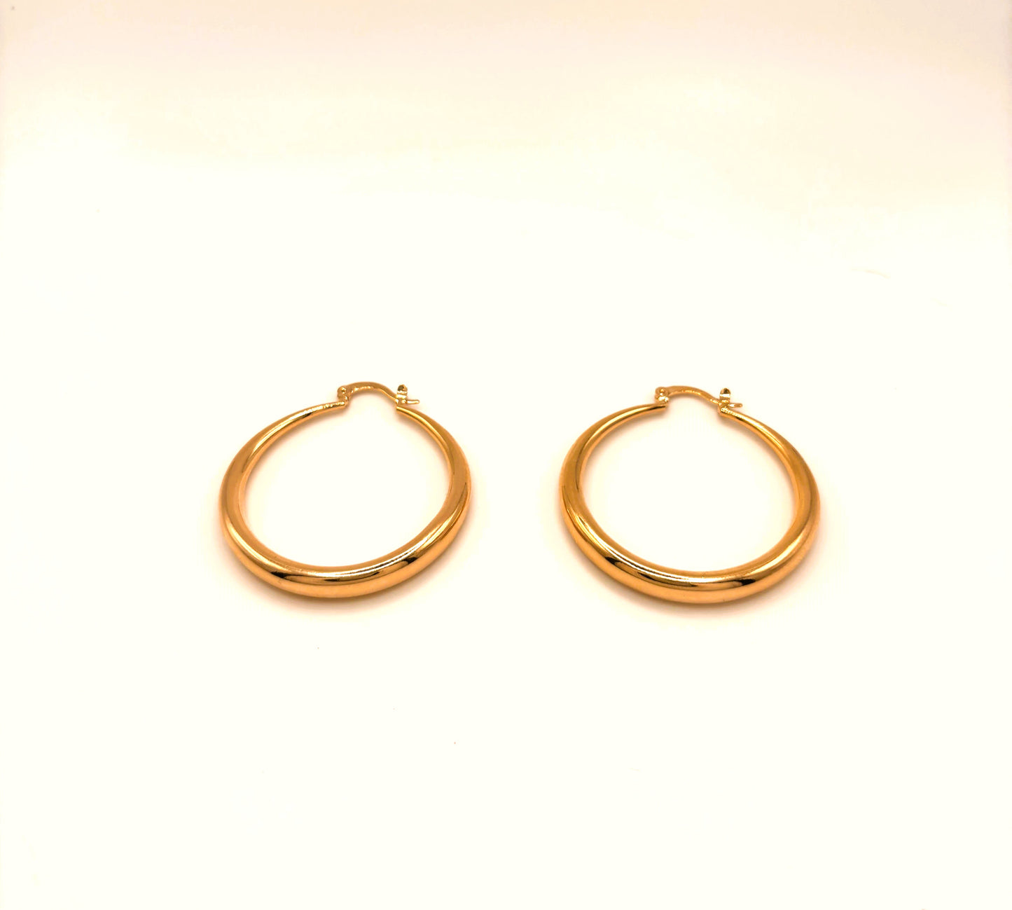 Boucles d'Oreilles Créoles Contours Dégradés Plaqué Or vu de face