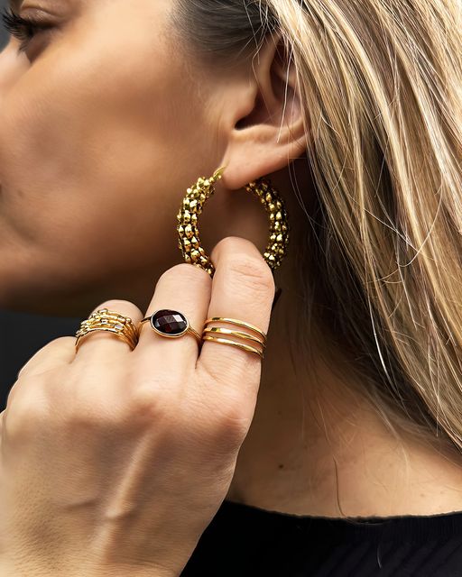 Boucles d'Oreilles Créoles Dorées Epaisses en Mailles Porté de profil