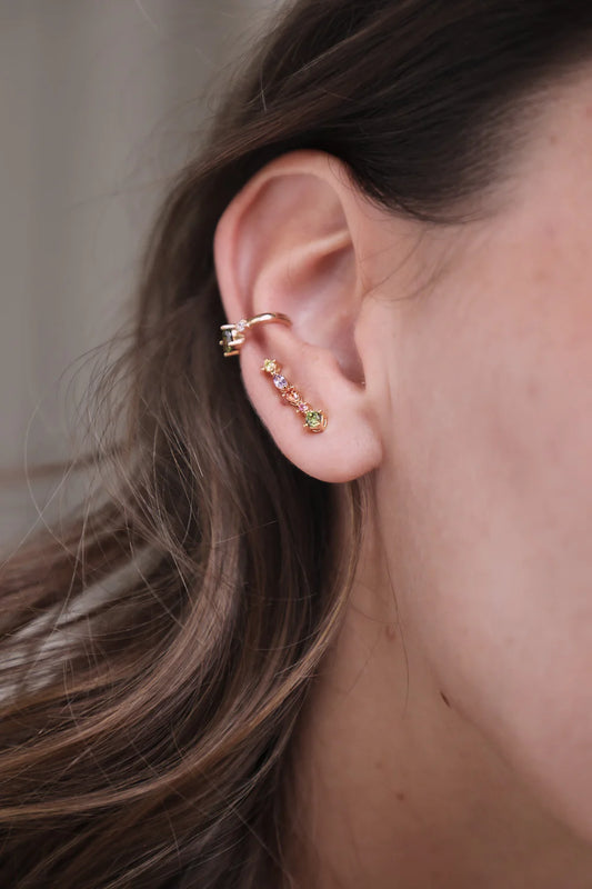 Contours d'Oreilles Boucles Montantes Dorées et Zircons Multiclores Porté