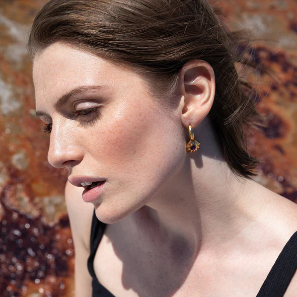 Boucles d'Oreilles Anneaux et Coquillage Stylisé Cristal Swarovski Porté