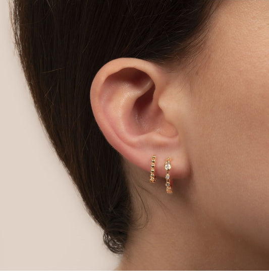 Boucles d'Oreilles Mini Créoles Billes Plaqué Or Porté