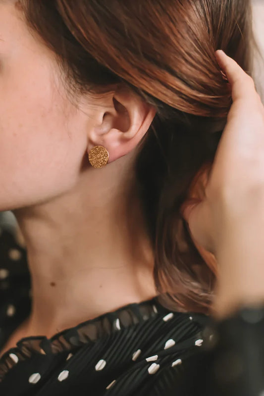 Puces d'Oreilles Ronds Martelés Dorés Porté