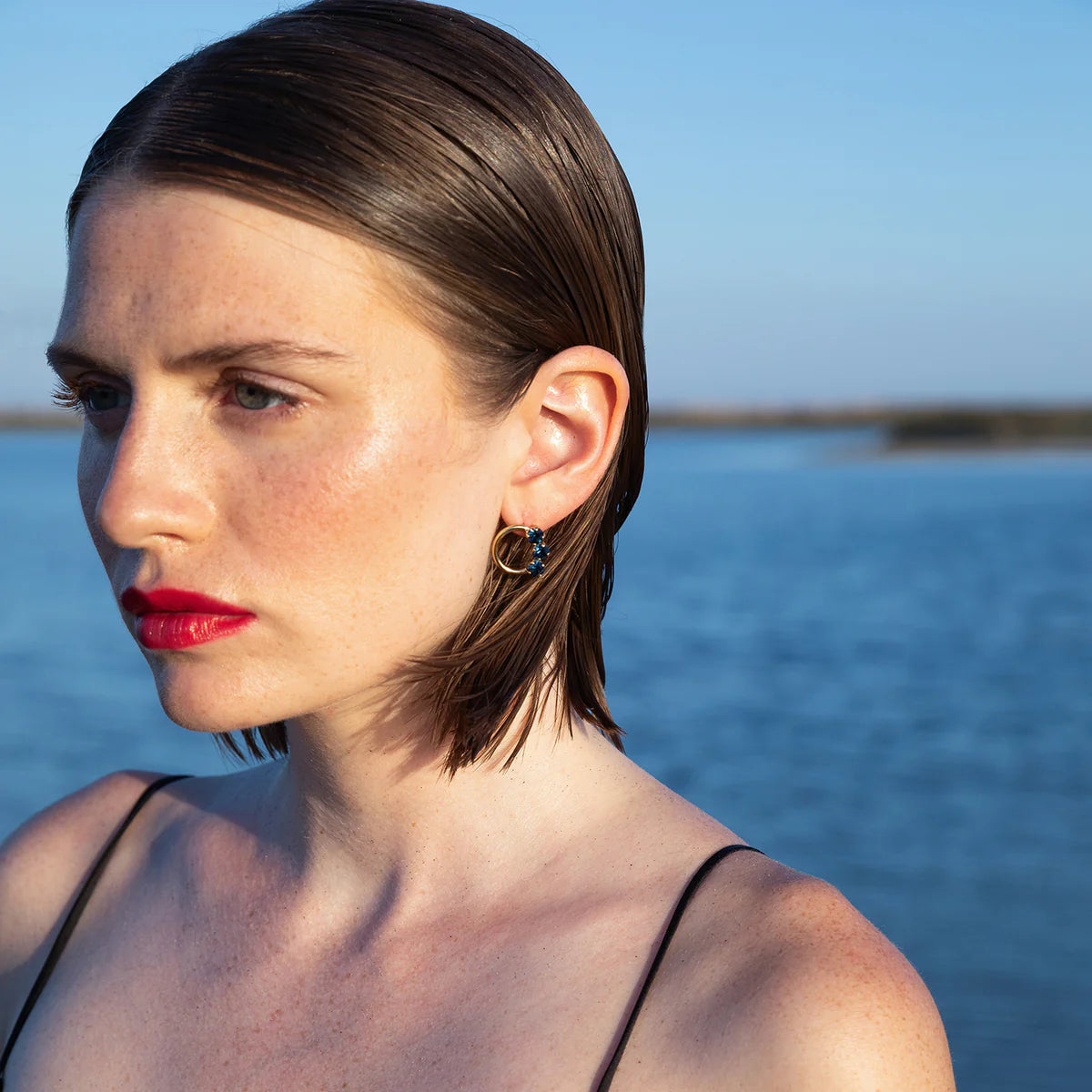 Boucles d'Oreilles Anneaux Doré et 3 Cristaux Swarovski Porté