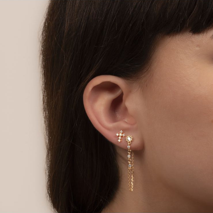 Puces d'Oreilles Dorées Petite Croix et Zircons Blancs Porté