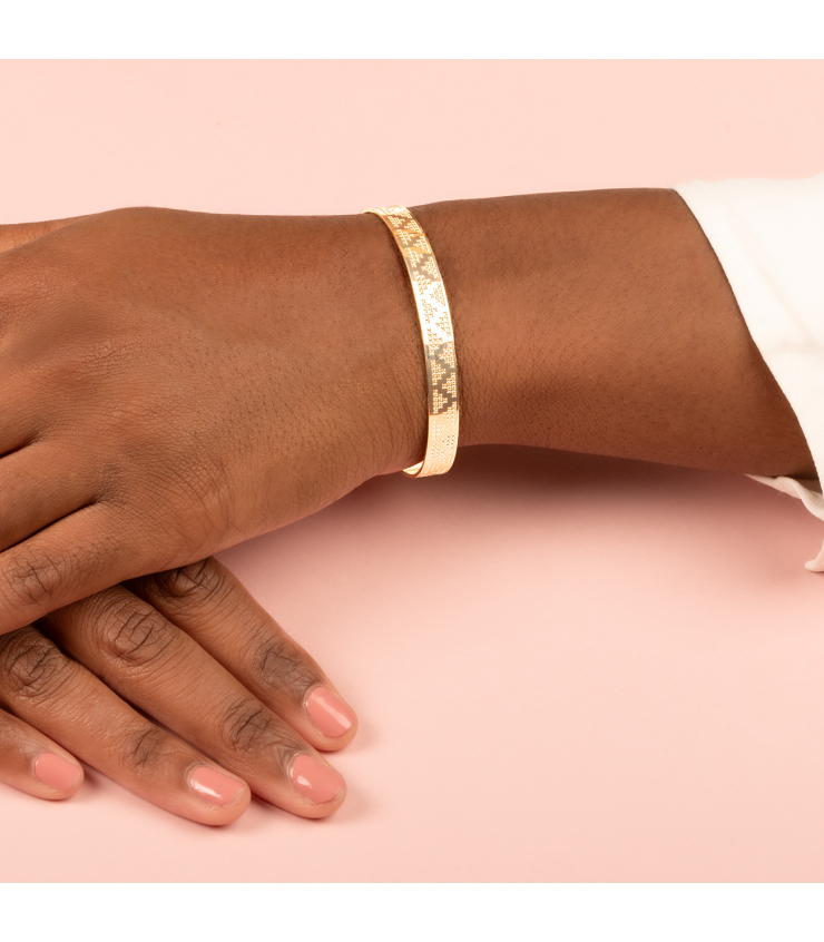 Bracelet Manchette Jonc Doré Contour Epais et Points Striés Porté