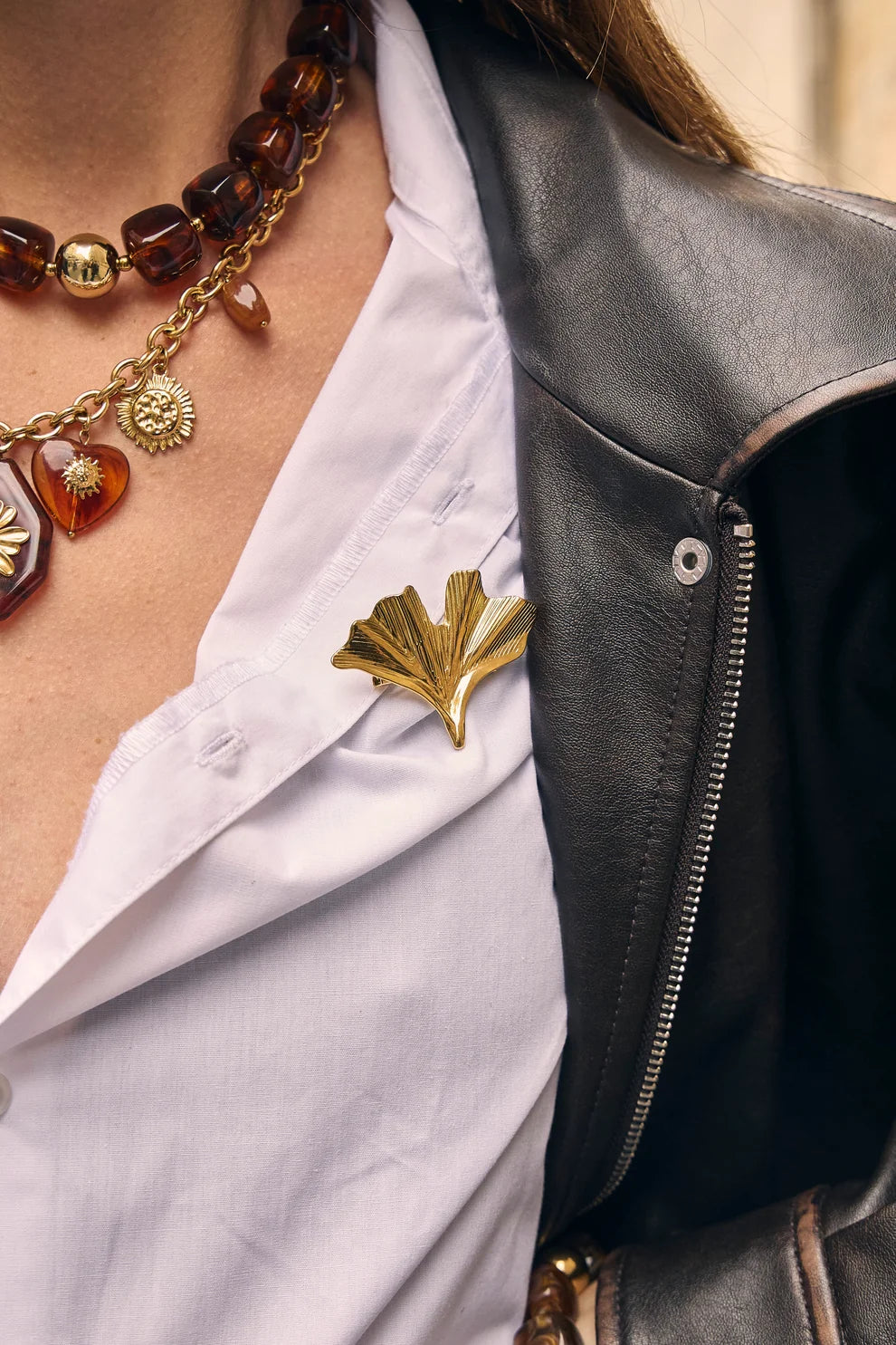 Broche Doré Feuille de Ginkgo Porté