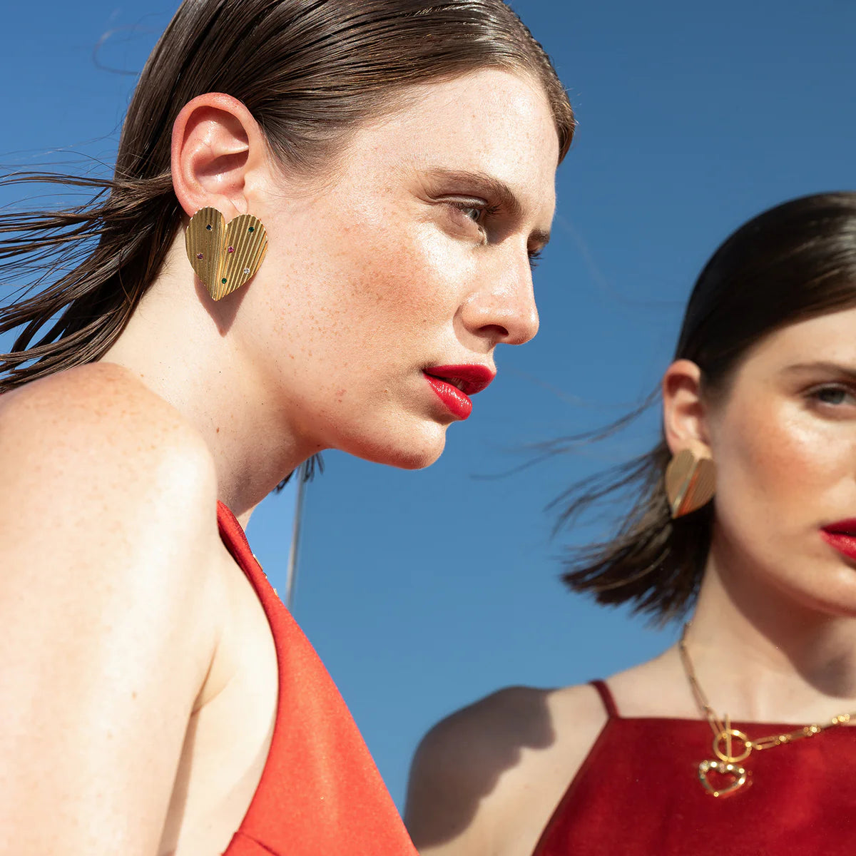 Boucles d'Oreilles Grand Coeur Strié et Cristal Swarovski Porté