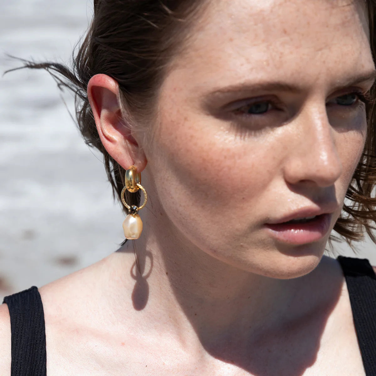 Boucles d'Oreilles Anneaux Dorées et Perle d'Eau Douce et Cristal Swarovski Gris Porté