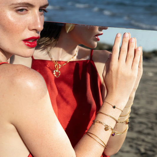 Bracelet Maille Cheval Doré et Breloque Fleurs et Cristal Swarovski Porté