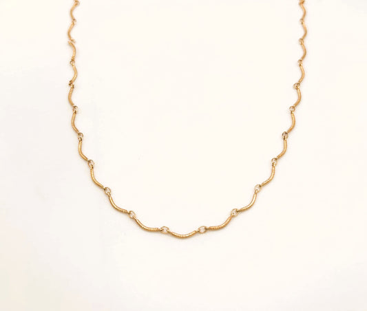 Collier Fil Courbé et Anneaux Plaqué Or vu de face