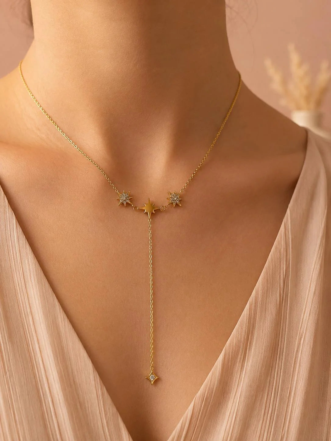 Collier Cravate Chaine Doré Etoiles et Lunes Porté