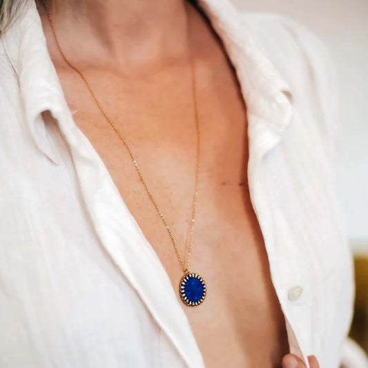 Collier Sautoir Doré et Pendentif Pierres Fines Porté