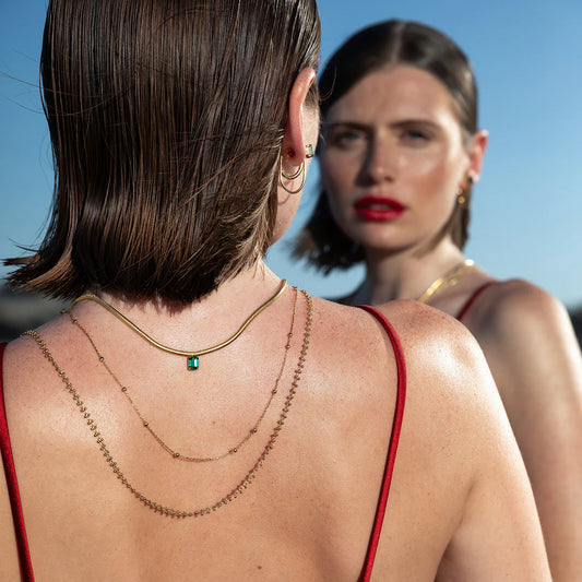 Collier de Dos Maille Plate Doré et Cristal Swarovski de Couleurs Porté