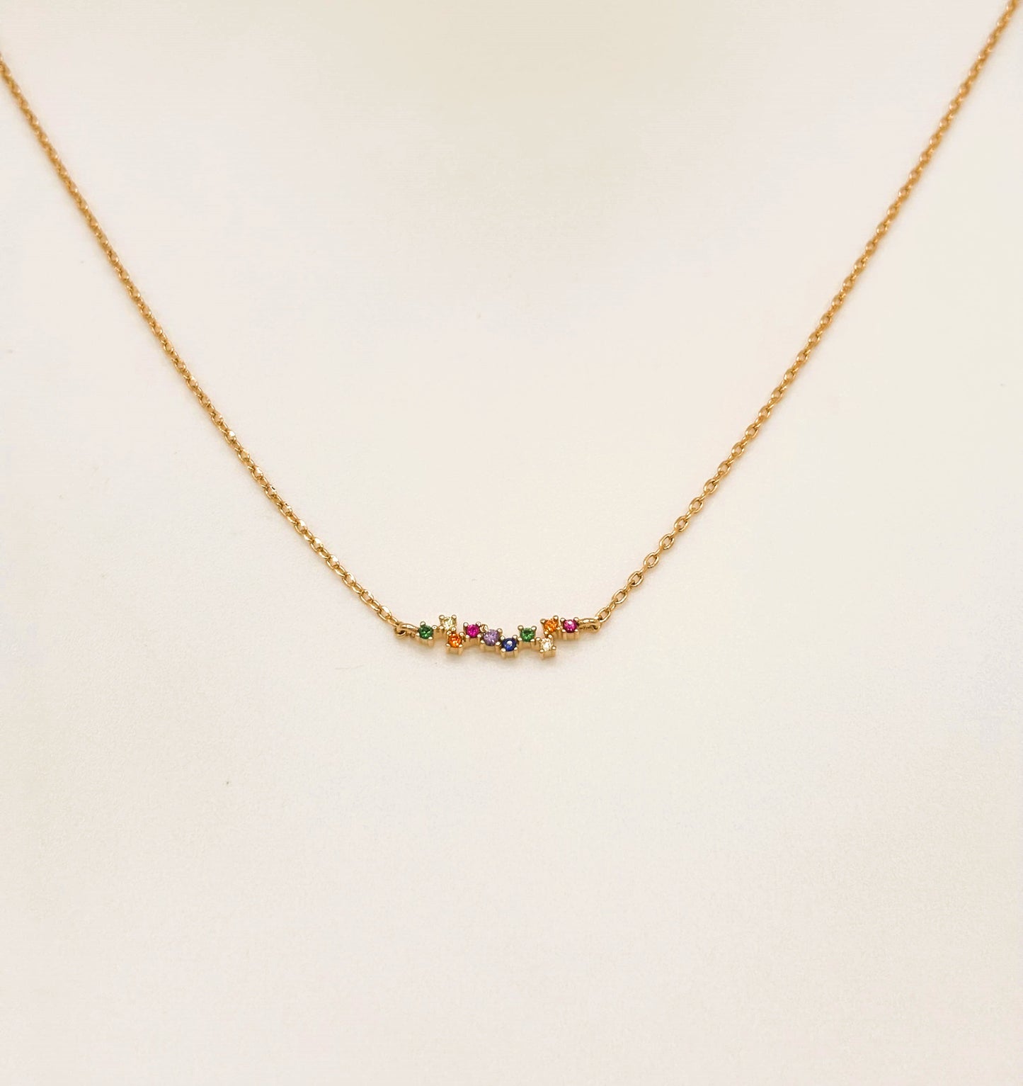 Collier Plaqué Or et Pendentif 10 Strass Multicolores vu de face