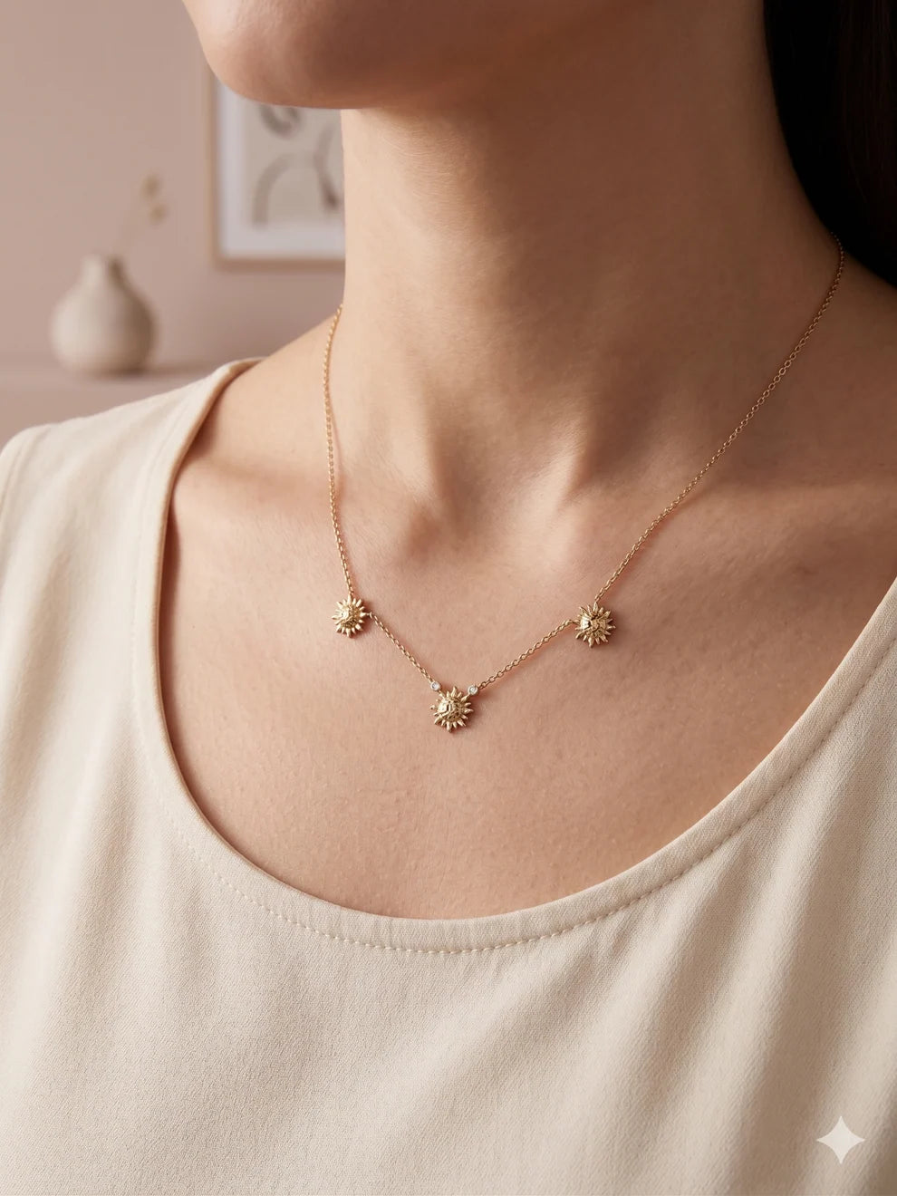 Collier Minimaliste 3 Soleils Doré Porté
