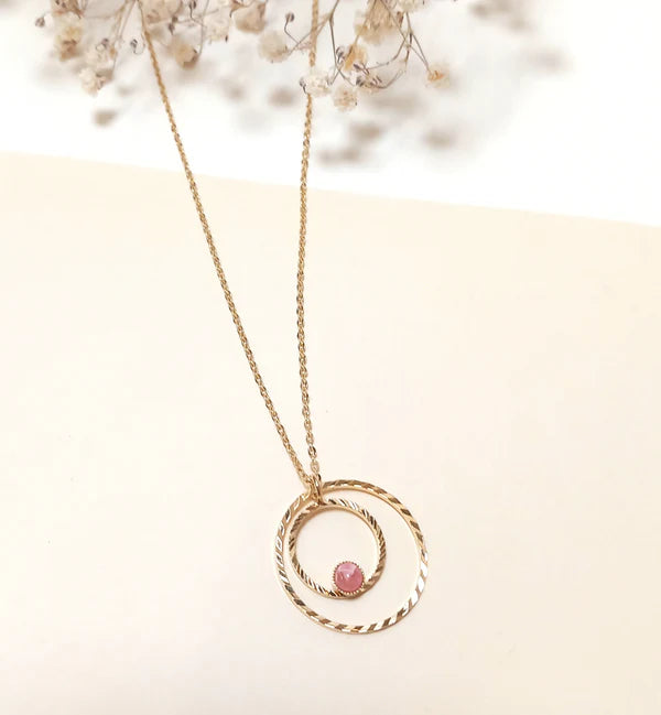 Collier Pendentif Double Cercle Doré et Pierre Quartz Rose