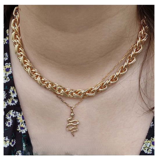 Collier Ras de Cou Maille Epaisse et Imbriqué Doré Porté