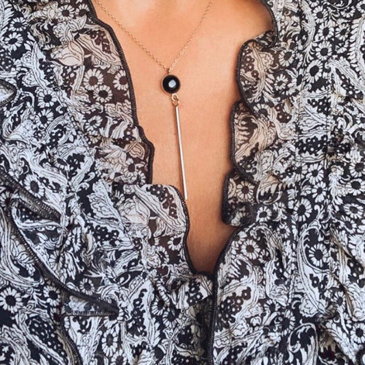 Long Collier Sautoir Pendentif Pierre Nacre et Barre Doré Porté