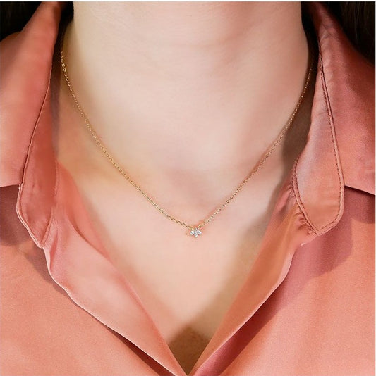 Collier Chaine Plaqué Or Tulipe et Strass Blancs Porté