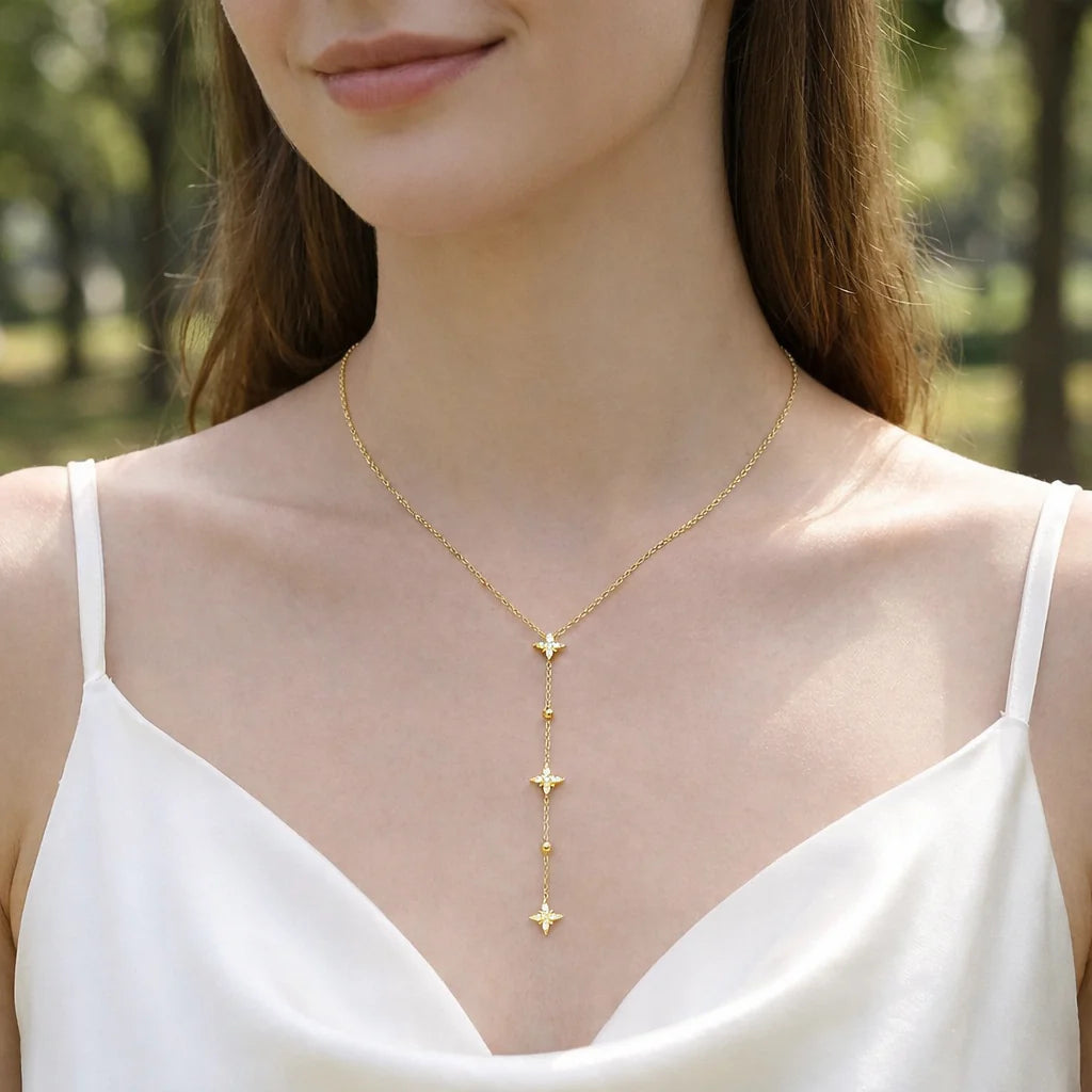 Collier Cravate Doré et Etoiles Porté