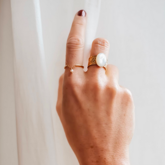 Bague Anneau et Chaine Doré et Perle de Culture Blanche Porté