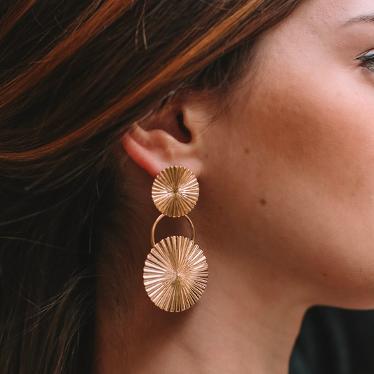 Boucles d'Oreilles Pendantes 2 Ronds Martelés Doré porté