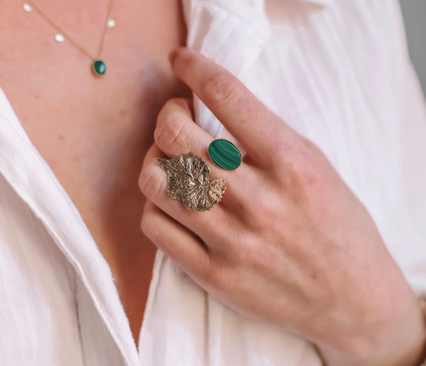 Bague Ouverte Doré Feuille Martelé et Nacre Blanche Porté