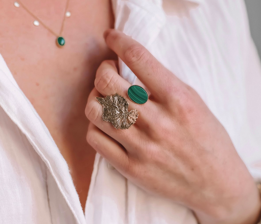 Bague Ouverte Doré Feuille Martelé et Nacre Blanche Porté