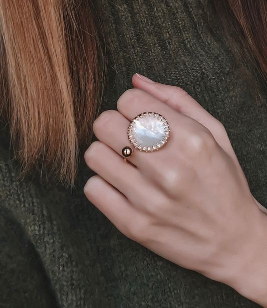 Bague Ouverte Nacre Blanche Sertie et Boule Portée