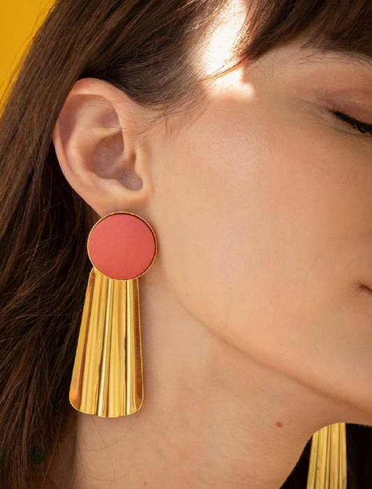 Boucles d'Oreilles Pendantes Bouton de Tissu et Rectangle Doré Porté