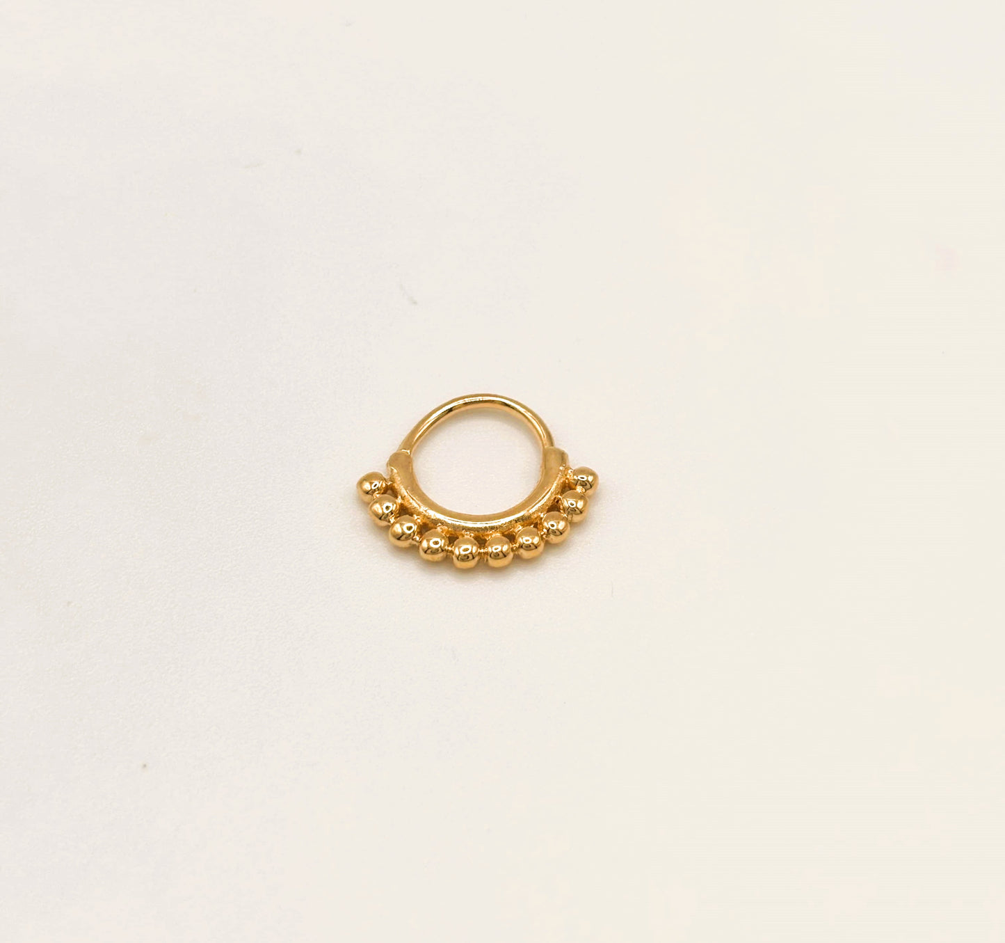 Puce d'Oreille Piercing Daith Hélix Anneaux et Boules Plaqué Or vu de face