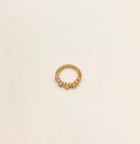 Puce d'Oreille Piercing Daith Hélix Anneaux et Strass Blancs Plaqué Or vu de face