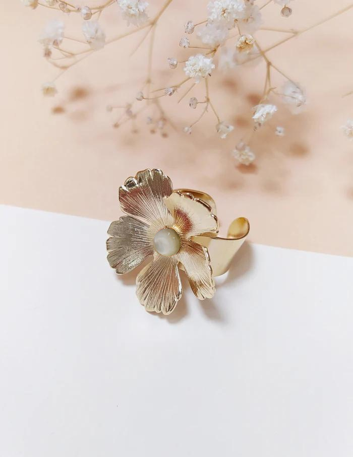 Bague Ajustable Doré Fleur et Nacre Vu de profil