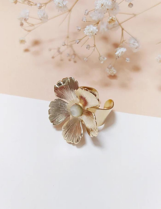 Bague Ajustable Doré Fleur et Nacre Vu de profil
