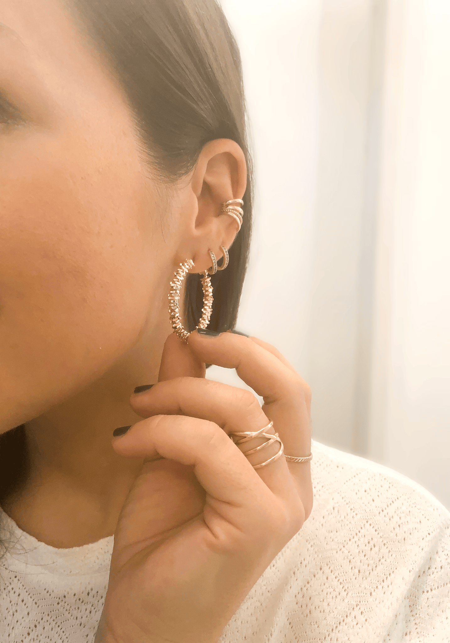 Boucles d'Oreilles Créoles Boules et Plaques Dorées portés