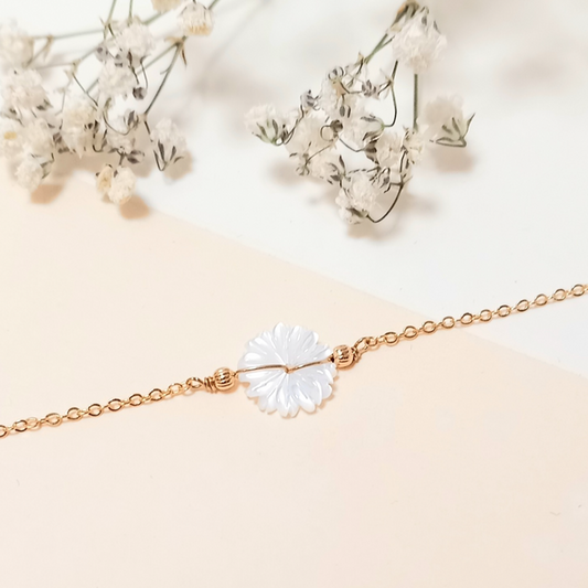 Bracelet Doré et Pendentif Marguerite Nacre