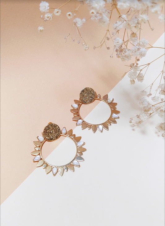 Boucles d'Oreilles Anneaux Soleil Dorées Nacre vu de face